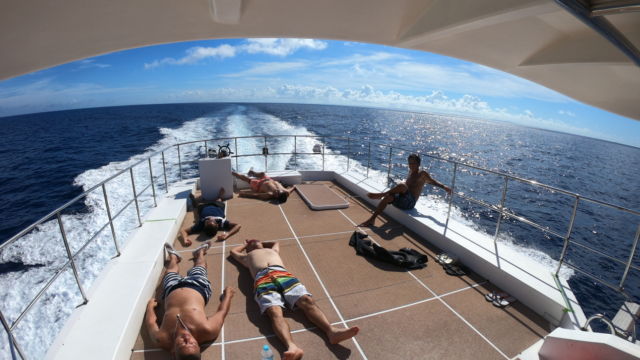 帰り支度を済ませたら港へ向け出発。皆さん遊びつけれてぐっすりです。