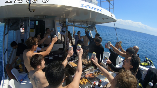 ひと泳ぎしてお腹も空いてきたらBBQスタート!皆でかんぱーい!!